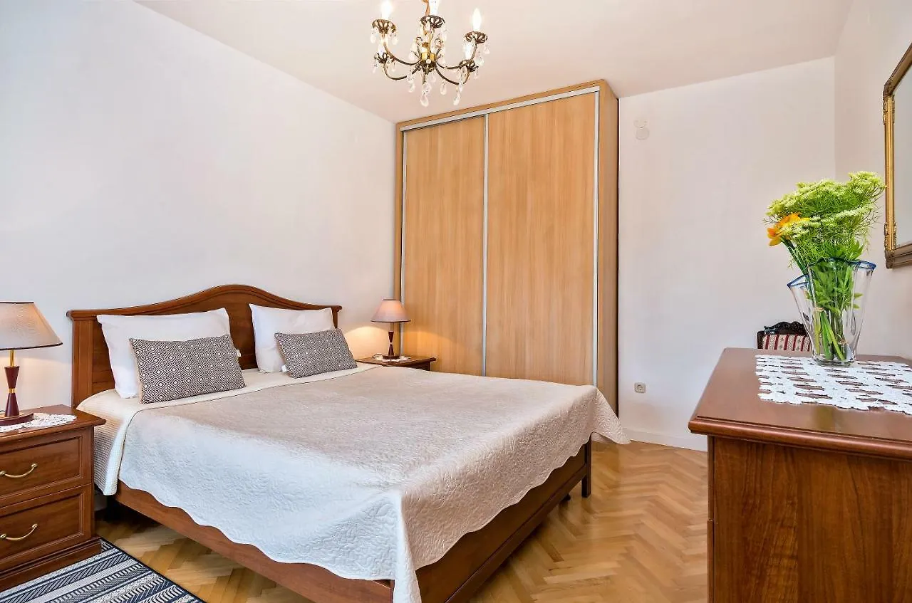 Apartments Emi Split 0*,