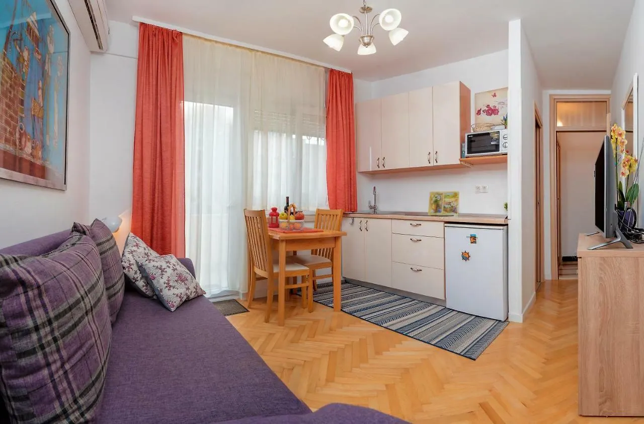 Apartments Emi Split 0*,
